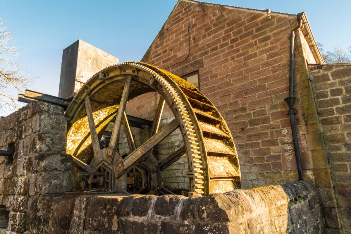 Vintage overshot water wheel. Cromford, Derbyshire, England, UK
