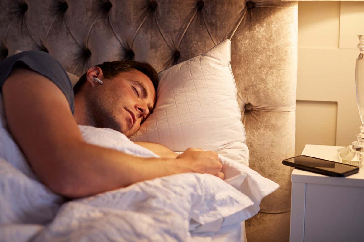 Hearing a sound that we associate with a positive experience while we sleep, with the same sound also being played during a specific type of therapy, makes bad dreams occur less frequently