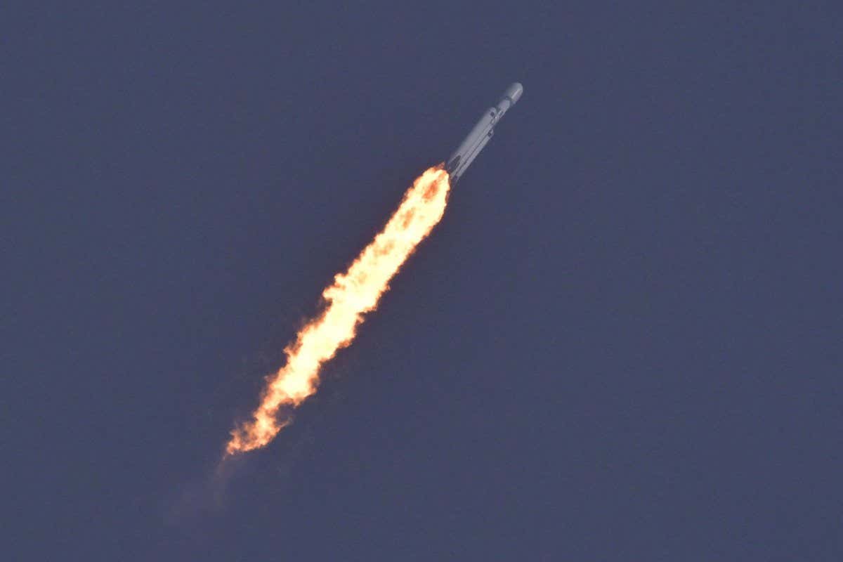 A SpaceX Falcon Heavy rocket launches on its mission with a classified payload for the U.S. Space Force at Cape Canaveral, Florida, U.S., November 1, 2022. REUTERS/Steve Nesius - HP1EIB112QE00