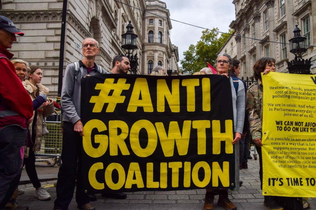 2K6KYM8 Protesters hold an 