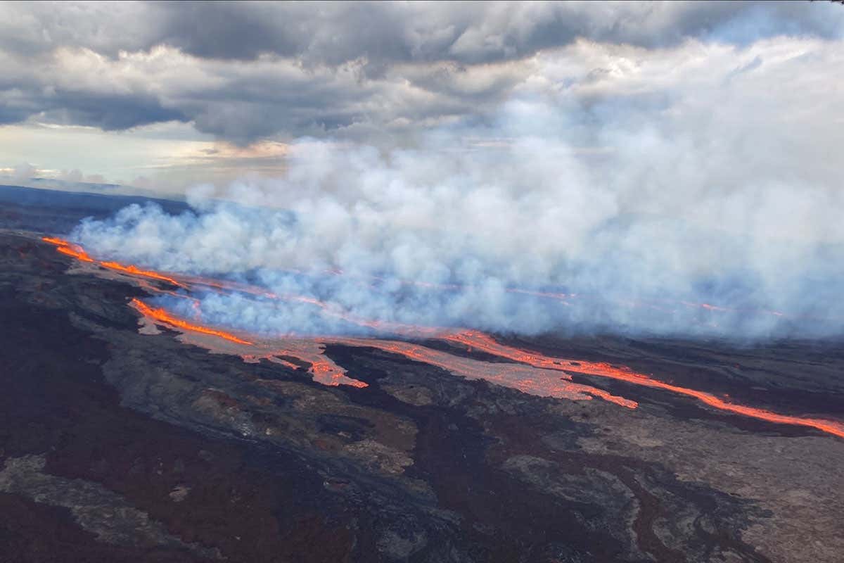Lava flow — Northeast rift zone eruption of Mauna Loa
