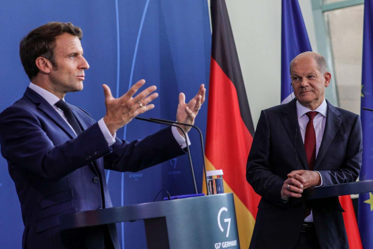 2J7J6G8 Berlin, Germany, May 09, 2022, German Chancellor Olaf Scholz and French President Emmanuel Macron attend a joint press conference at the chancellery in Berlin, Germany, May 09, 2022. This is Macrons first official visit after his re-election. The two leaders will discuss bilateral matters and Russia's ongoing war in Ukraine.(Photo by Omer Messinger)