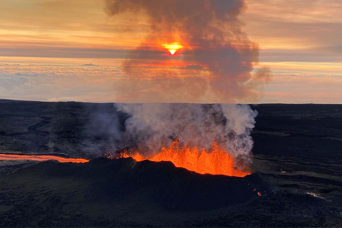 Mouna Loa volcano erupting