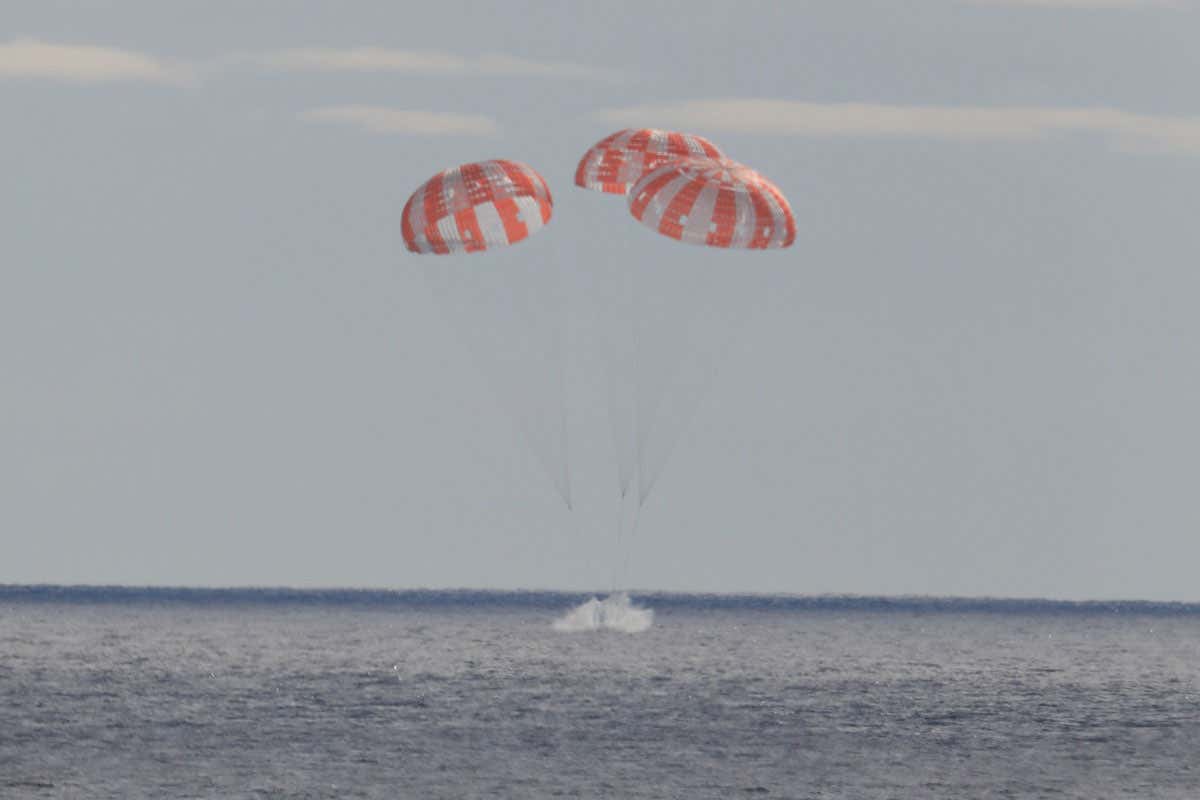 Orion splashdown