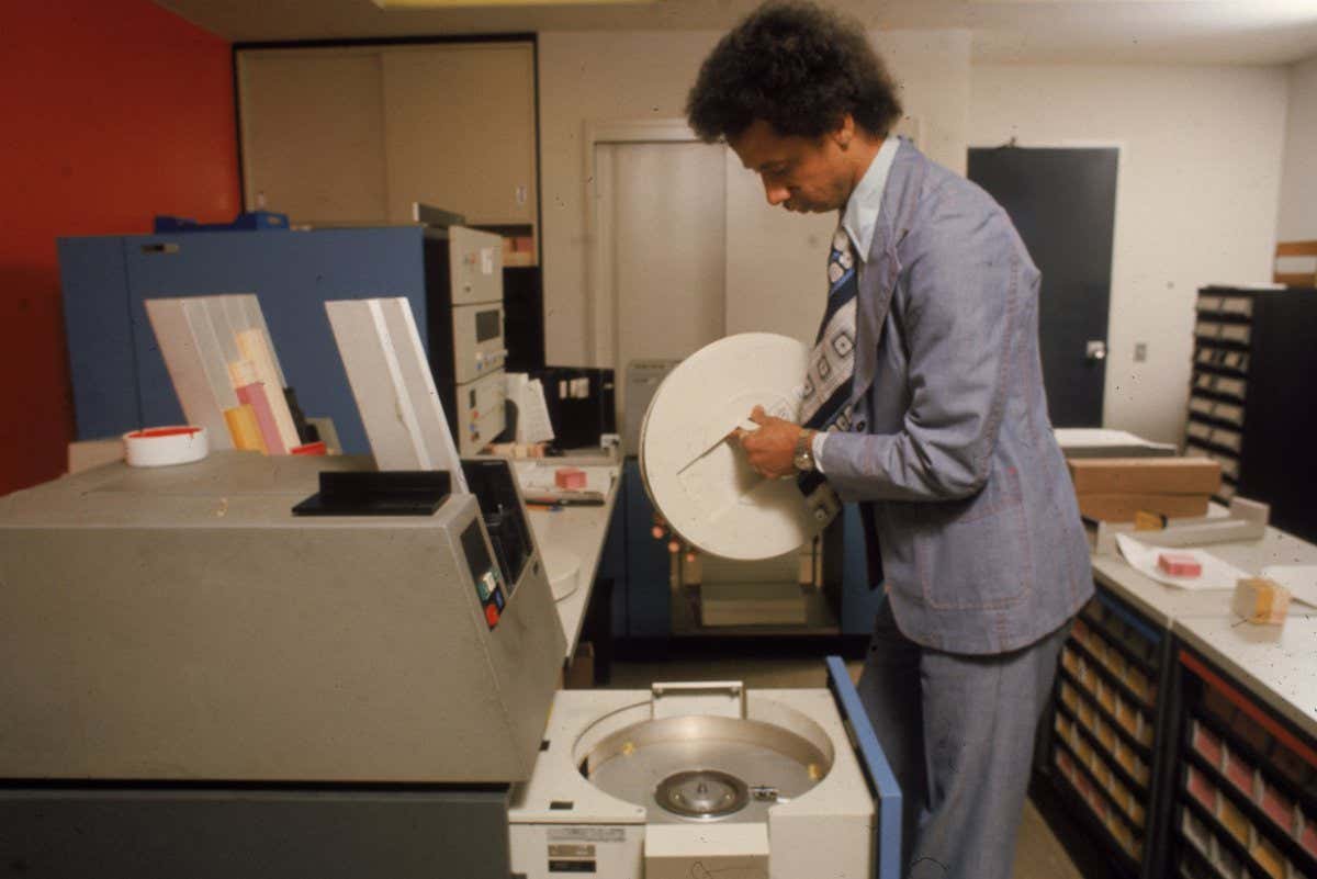A man replaces a magnetic tape data storage drive in an early model office computer, mid 1970s. (Photo by Hulton Archive/Getty Images)