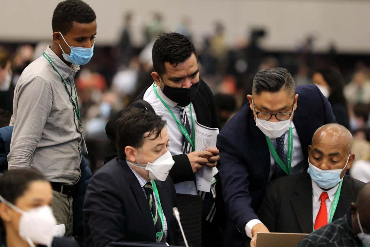 COP15 delegates negotiating on 7 December in Montreal