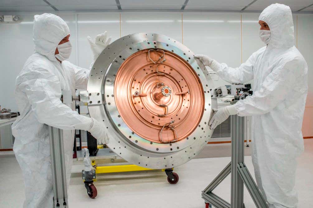 The LCLS-II electron gun in a Berkeley Lab clean room where it was assembled. (Marilyn Chung/Lawrence Berkeley National Laboratory)