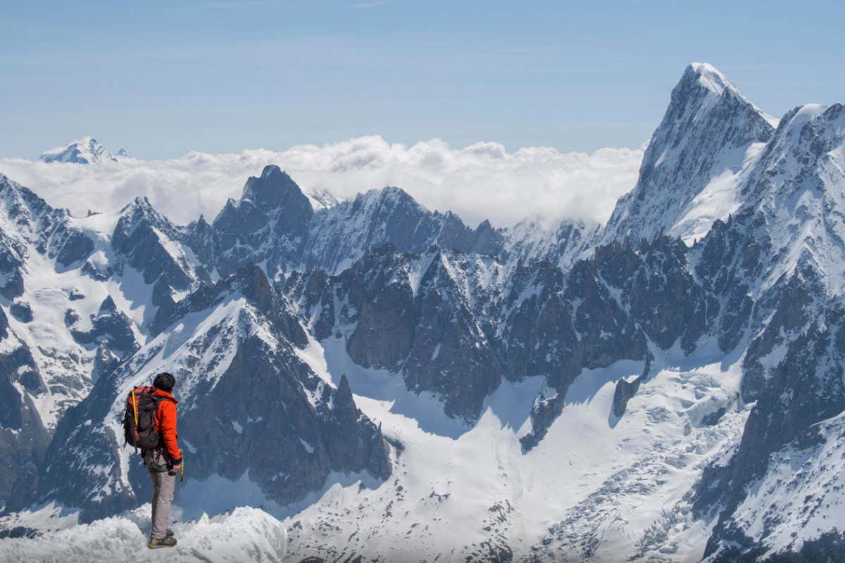F6T2WJ Caucasian skier on mountaintop, Mont Blanc, Chamonix, France
