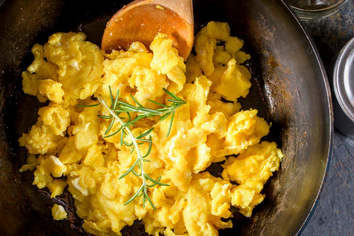 Scrambled Egg in steel pan