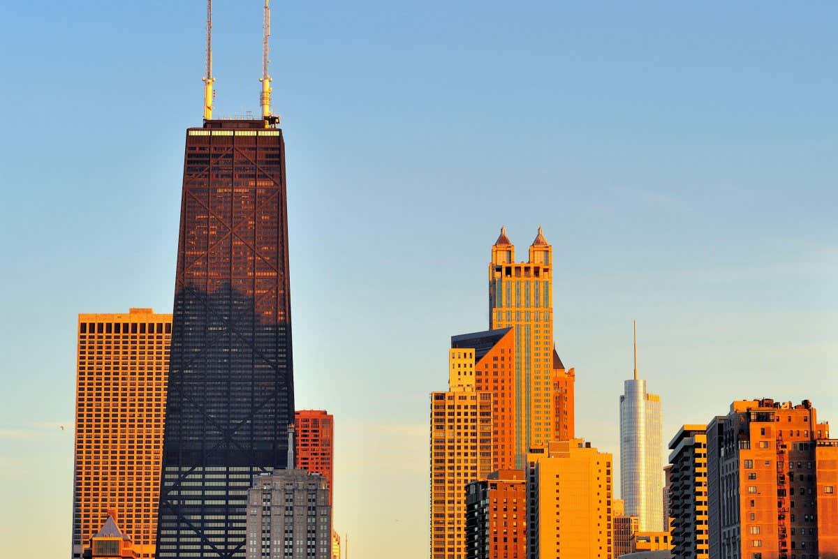 2HJ1JYB Buildings in the near north side Chicago skyline bask in the late evening sun not long before sunset.