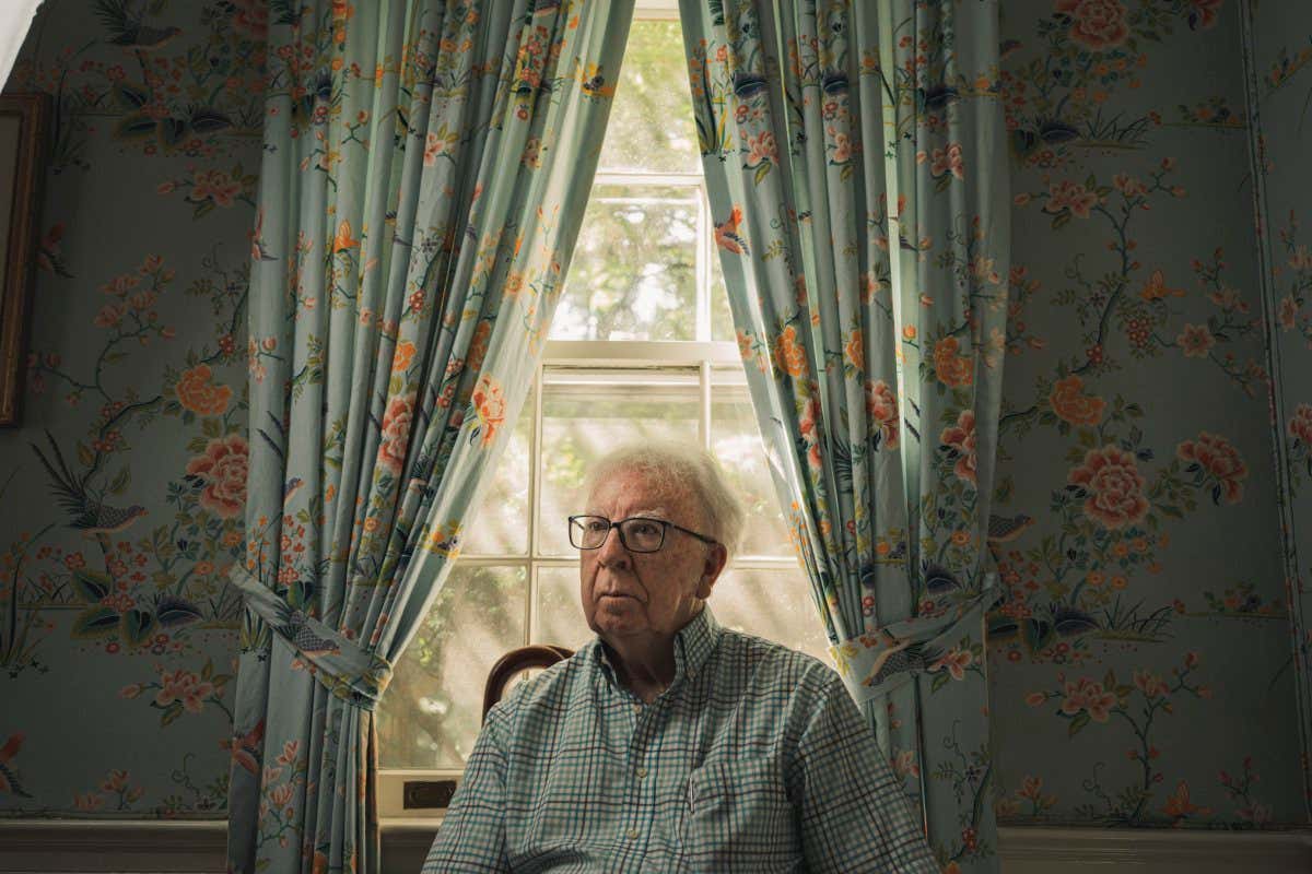 Stop drinking, keep reading, look after your hearing: a neurologist?s tips for fighting memory loss and Alzheimer?s. Dr Richard Restak at his home in Washington, D.C. on August 3, 2022. ? Greg Kahn / Guardian / eyevine Contact eyevine for more information about using this image: T: +44 (0) 20 8709 8709 E: info@eyevine.com http://www.eyevine.com