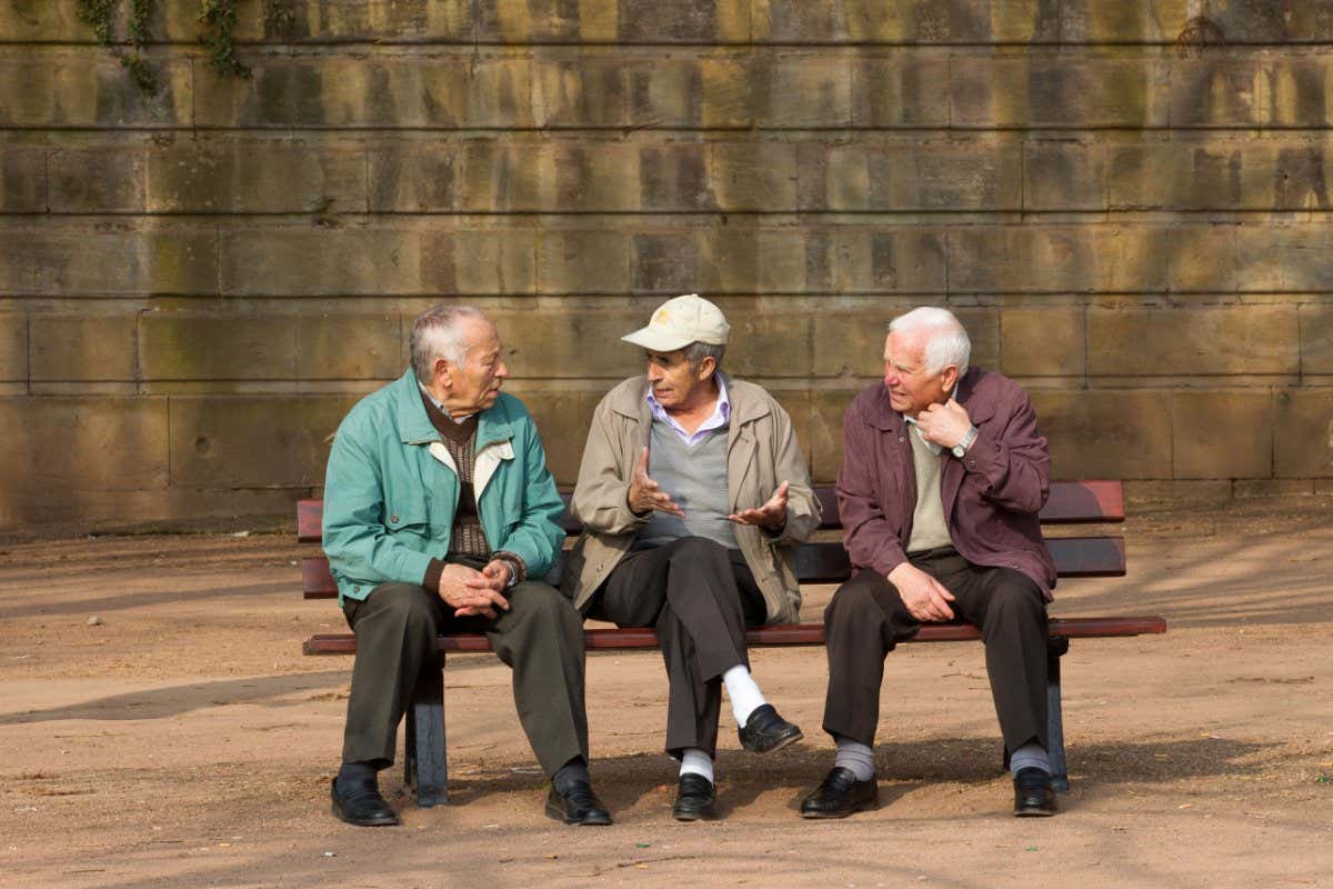 CX3N1D three 3 old men friends talking arguing discuss