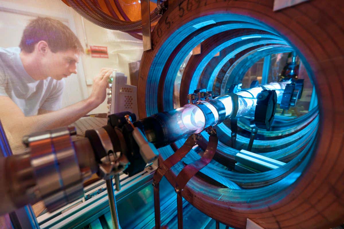 AWAKE helicon plasma cell R&D lab Date: 14-10-2019 Campagne de tests sur la cellule plasma helicon prototype d?AWAKE, en collaboration avec IPP-Greifswald, University of Wisconsin et EPFL-SPC Photograph: Ordan, Julien Marius Keywords: Experiments and Collaborations; AWAKE; Plasma; EPFL; helicon; IPP-Greifswald; University of Wisconsin Note: General Photo Conditions of Use ? 2019-2023 CERN Accessing copyrighted material