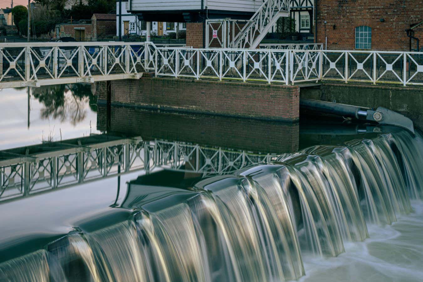 2MW349R Abbey Mill and Weir, Tewkesbury at sunrise