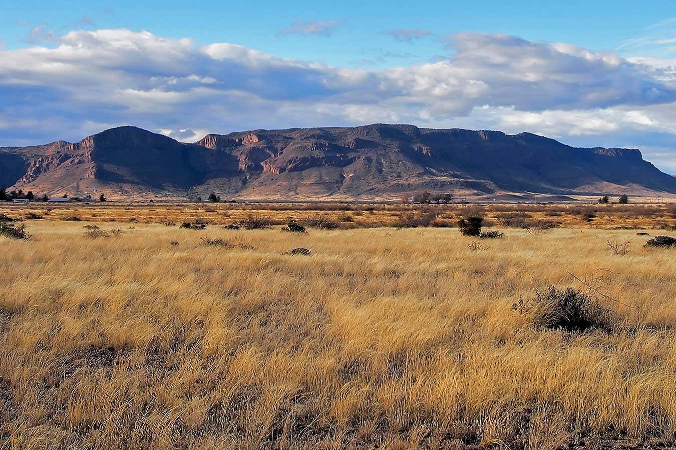 Glass Mountains, situated in the north tip of the Chihuahuan Desert, as seen from Alpine, Texas. - Image ID: R97NY1 (RF)