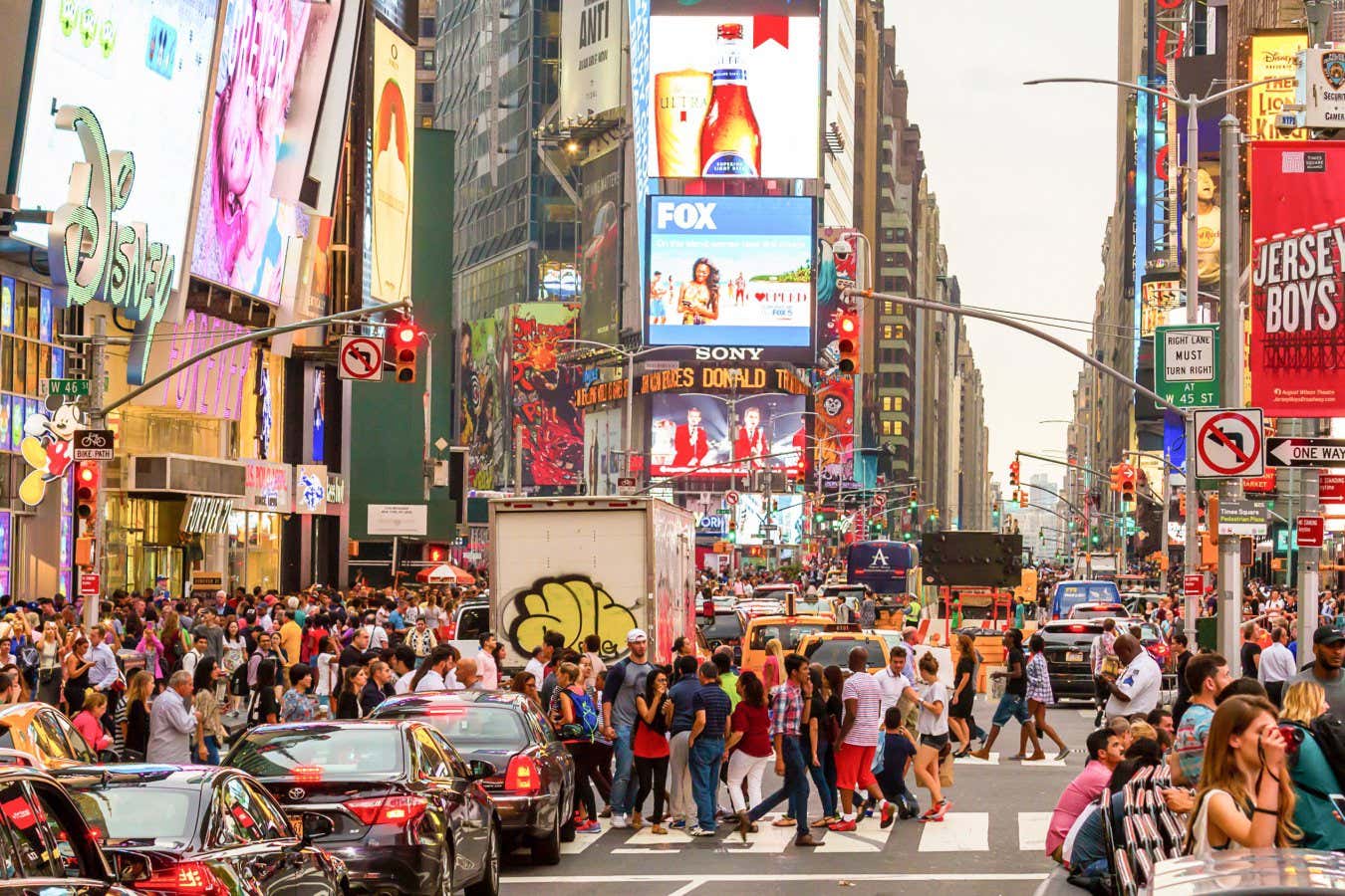 2FERAXY Crowded groups of people crossing the street at Times Square during rush hour