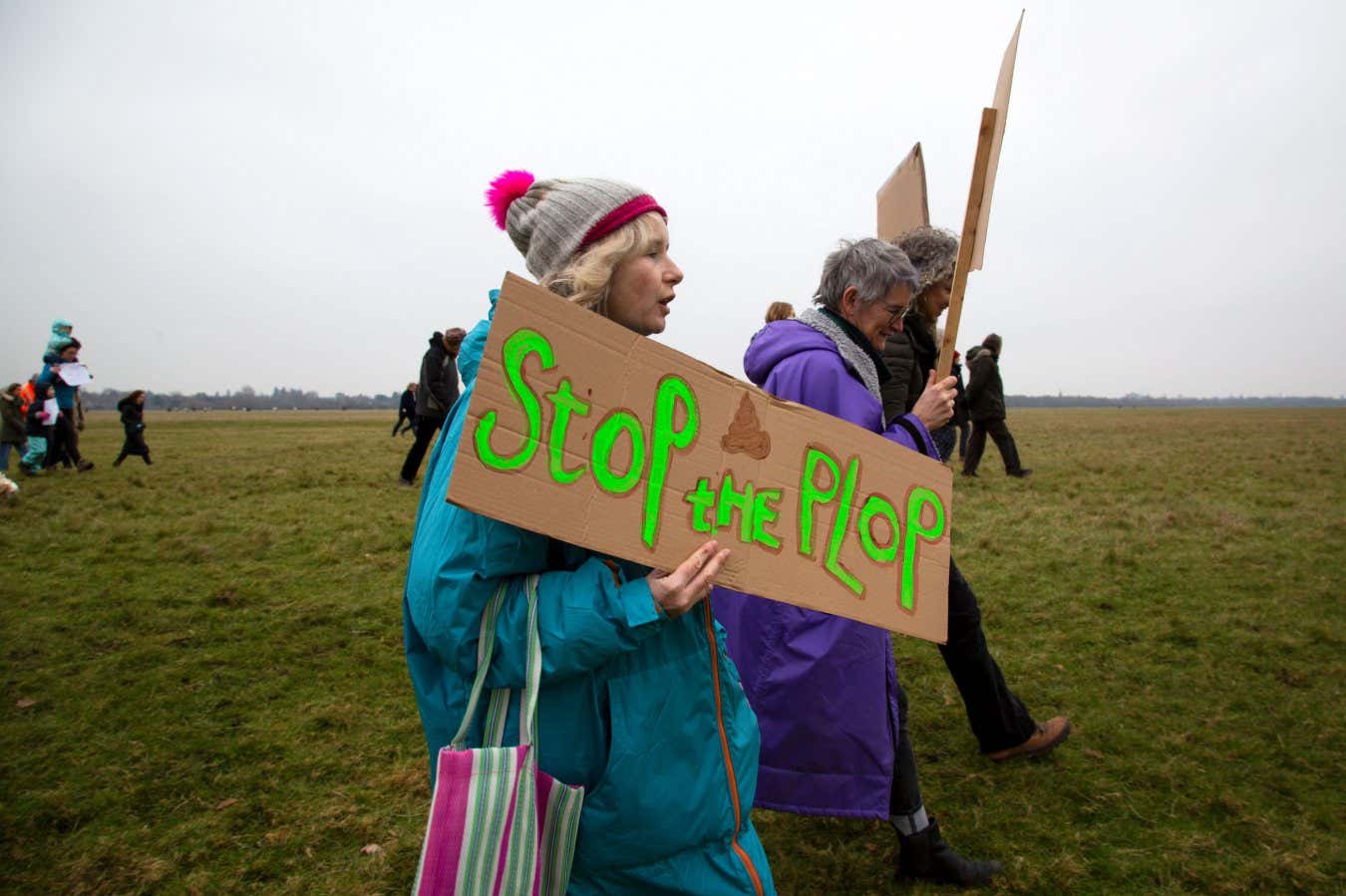 2HHFJTC Hundreds of people gather on Port Meadow, Oxford, to protest against sewage release into the River Thames.