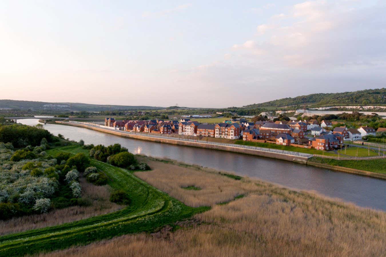 MXCB40 The newly created Peters Village, still under construction, on the bank of the Medway in Kent, England