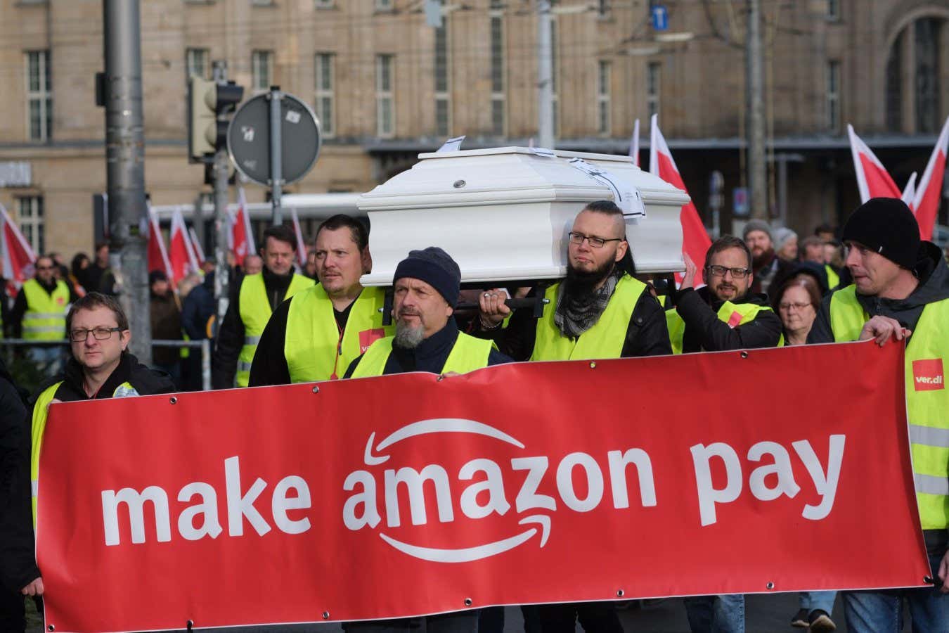 2KJXNKB Leipzig, Germany. 25th Nov, 2022. Participants of a demonstration of the trade union Verdi walk with flags and carry a banner with the inscription