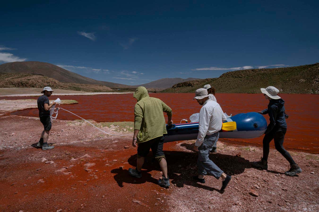 Les scientifiques du CNRS et de l?universit? chilienne d?Antofagasta collectent des ?chantillons et de l?eau sur la Laguna Roja au nord du Chili. Avec un petit canot pneumatique, ils vont s?aventurer sur ce lac d?arsenic pour r?colter avec une bouteille sp?ciale, de l?eau ? diff?rente profondeur pour faire des analyses chimiques et voir si des microorganismes arrivent ? vivre dans ces conditions extr?mes.