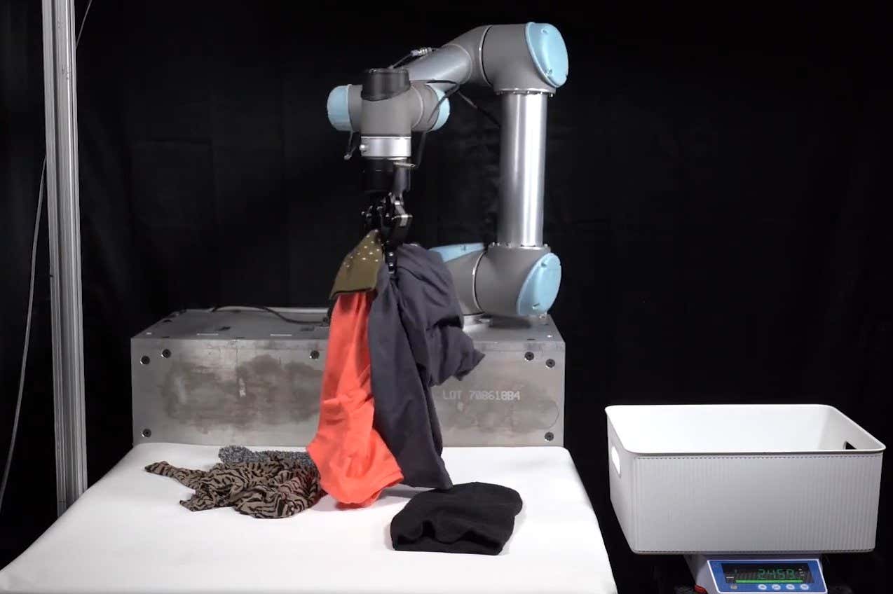 This robot can manage to pick up several items of clothing at once