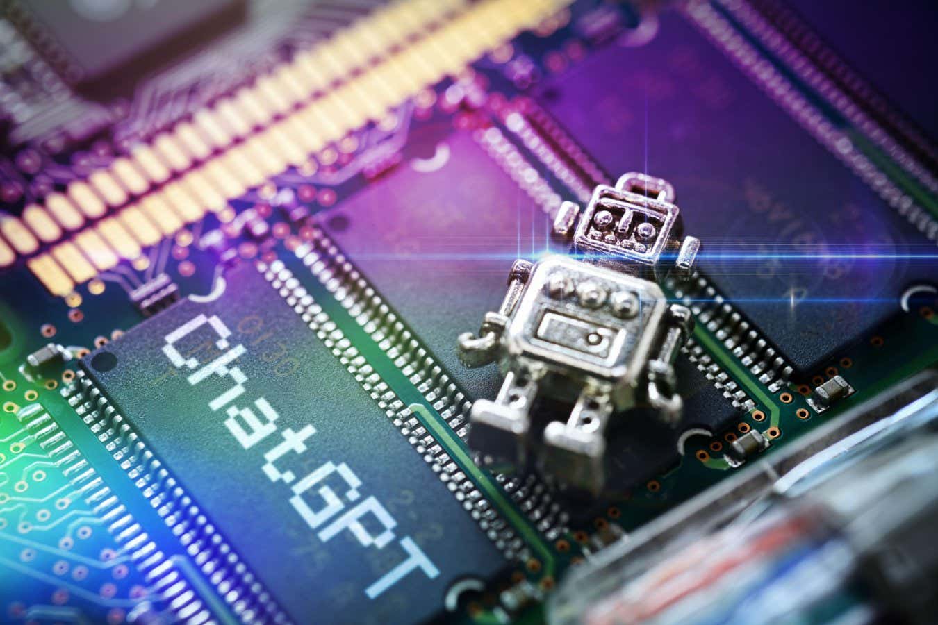 2RF6WE0 FOTOMONTAGE, Miniatur-Roboter auf einer Computerplatine mit dem Schriftzug ChatGPT