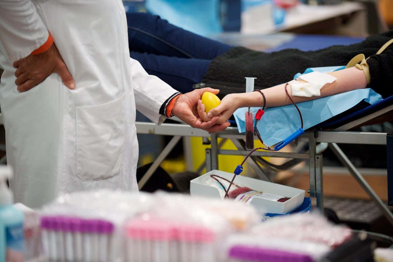 F7J43K Person donating blood, cropped