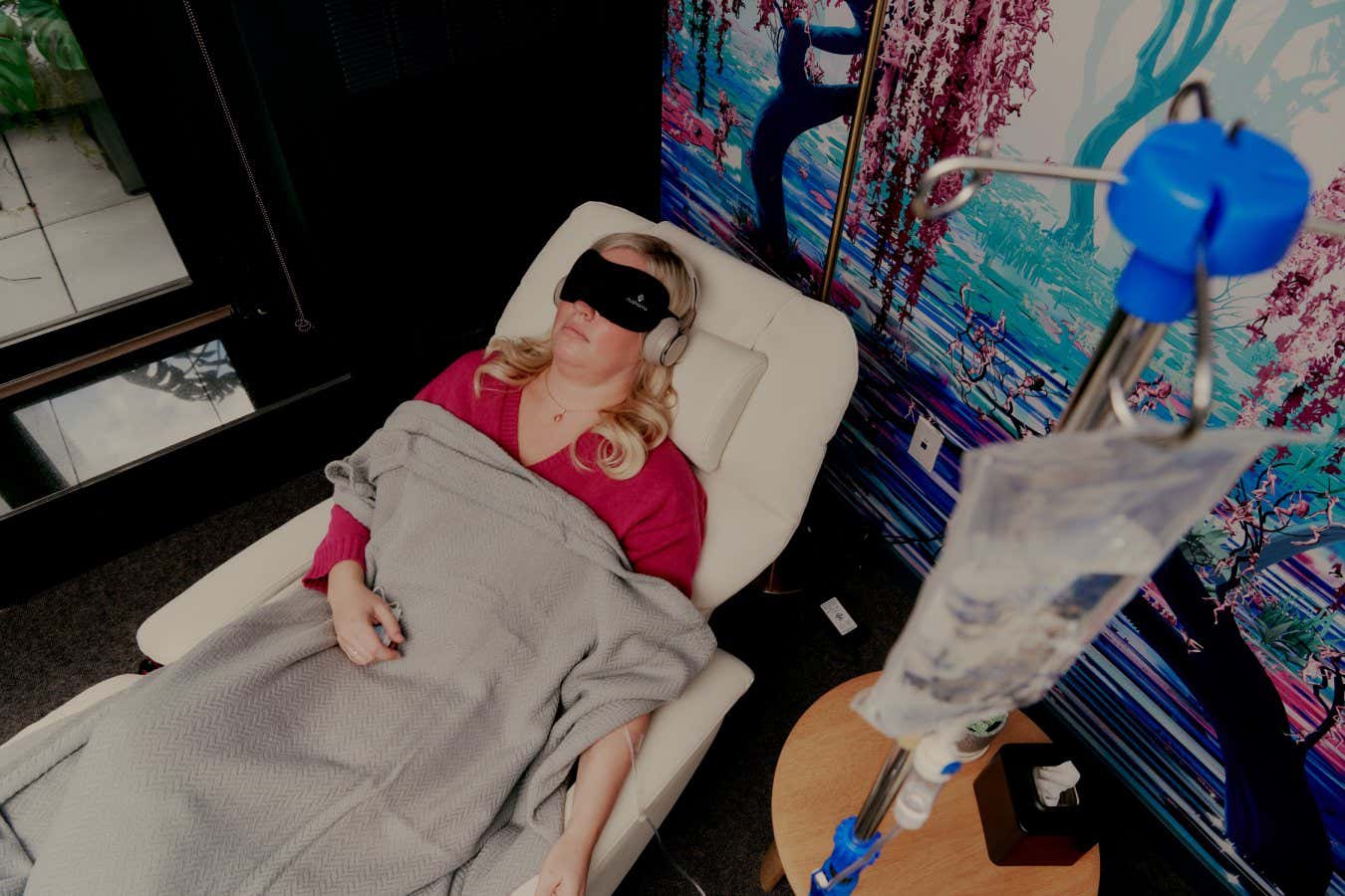 Cassandra Cooksey undergoes a ketamine treatment at Nushama in New York, Jan. 10, 2022. Thanks to legal loopholes and a patchwork of compelling research, businesses like Nushama in New York City are writing the rules as they go. (Victor Llorente/The New York Times) / Redux / eyevine Please agree fees before use. SPECIAL RATES MAY APPLY. For further information please contact eyevine tel: +44 (0) 20 8709 8709 e-mail: info@eyevine.com www.eyevine.com