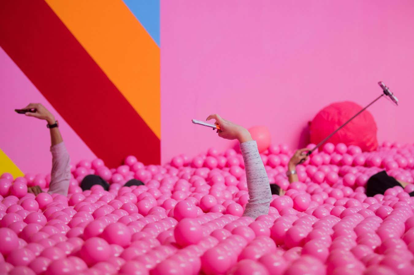 PPN7WJ Cologne, Germany. 27th Sep 2018. 27 September 2018, North Rhine-Westphalia, Cologne: Visitors to the Supercandy Pop-Up Museum make selfies in a ball bath. Until 30.12.2018 the 20 walk-in installations can be seen and experienced in the 