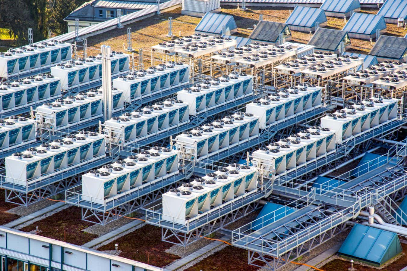 RXCYW8 Air conditioner units on a roof of industrial building