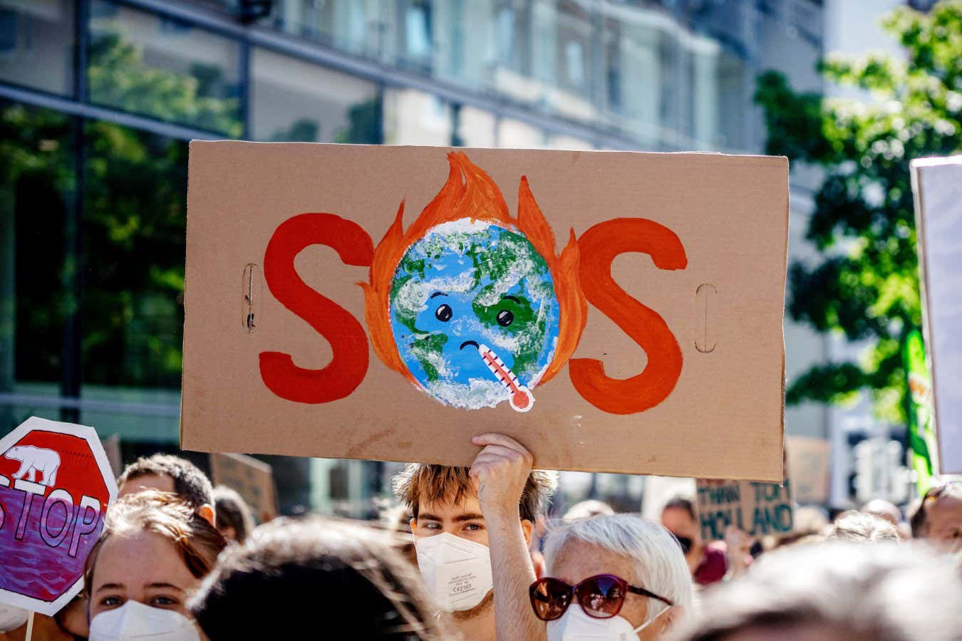 2GNHAFF Plakat: SOS. Am 24. September 2021 versammelten sich in Munchen 29.000 Menschen beim Globalen Klimastreik vor der Bundestagswahl, um ein deutliches Zeichen fur Klimaschutz & Umweltschutz, die Einhaltung des Pariser Abkommens und das 1,5 Grad Ziel und um Druck auf die Wahler*innen sowie die Parteien auszuuben. * On September 24, 2021 29,000 people joined the global climate strike two days before the German Parliamentary Elections in Munich, Germany. They protested to show a clear message for climate and environmental protection, for the Paris Agreement & the 1.5 degree goal, and to make pre