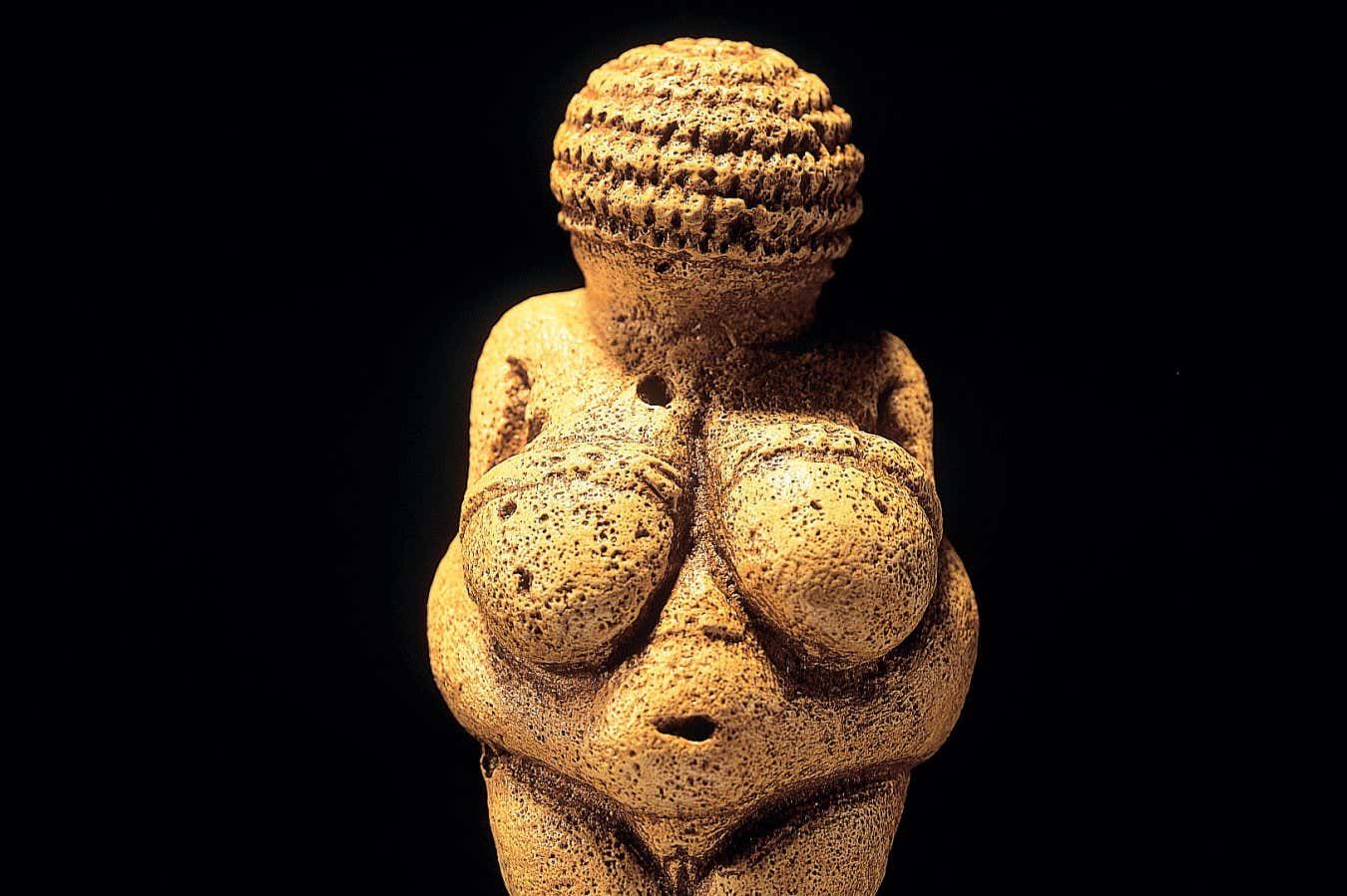 AUSTRIA - JANUARY 01: Venus of Willendorf, statuette made of limestone, made about 25.000 BC. Photography by Gerhard Trumler, 1990. (Photo by Imagno/Getty Images) [Venus von Willendorf, Statuette aus Kalkstein, um 25.000 v. Chr. entstanden. Photographie von Gerhard Trumler, 1990.]