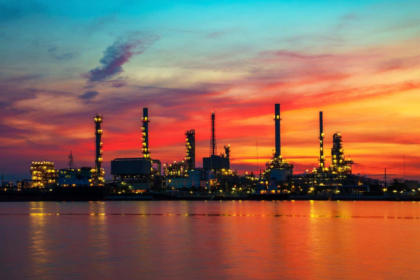 GDKEG6 Oil refinery at twilight